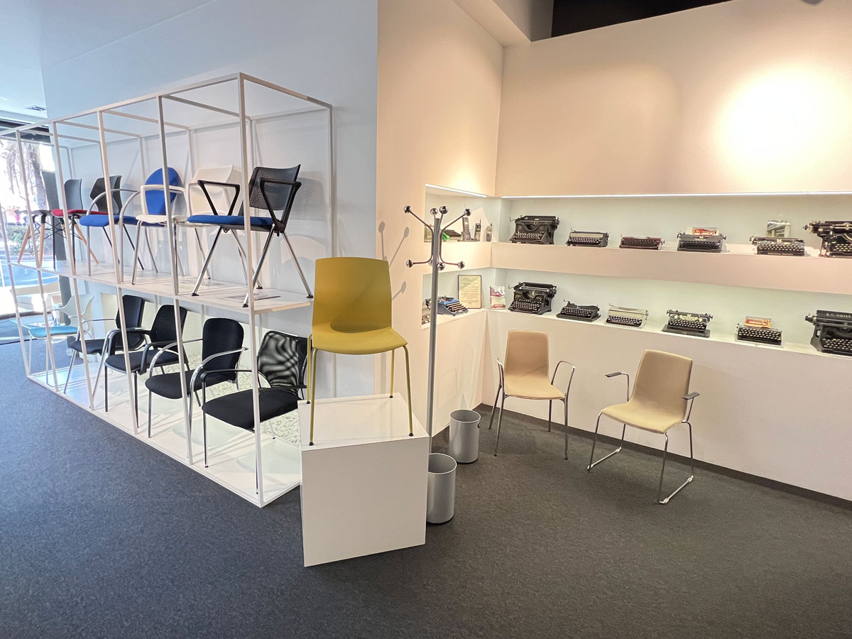Showroom sillas de oficina en Zaragoza y máquinas de escribir antiguas